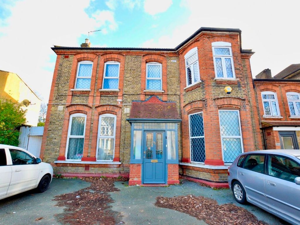 1 bed flat for sale in Aldborough Road South, Seven Kings IG3, £125,000 Zoopla