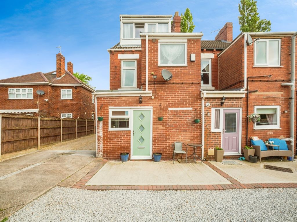 2 bed end terrace house for sale in Stockingate, South Kirkby