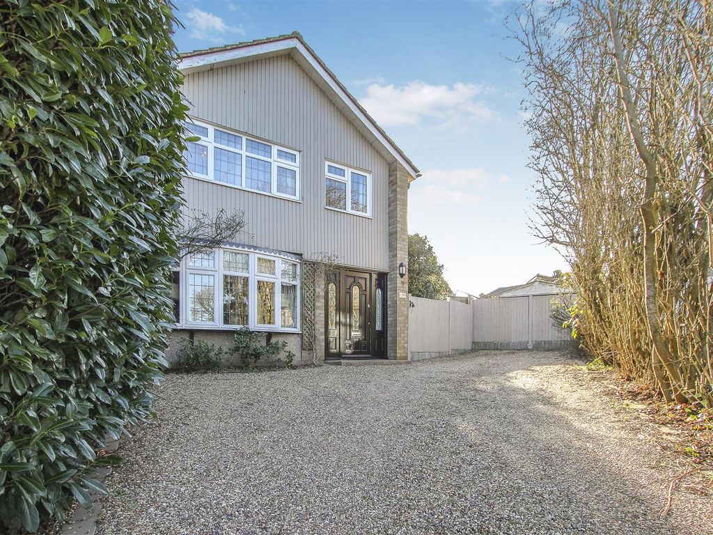 3 bed detached house for sale in Barn Mead, Doddinghurst, Brentwood