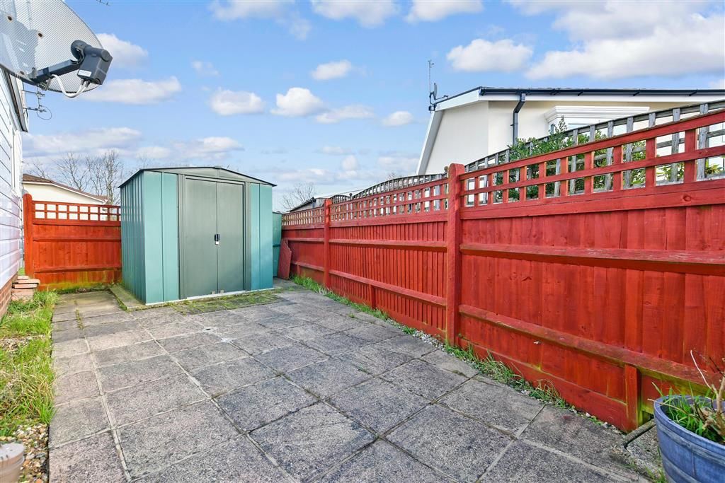 2 bed mobile/park home for sale in Woodlands Park, Biddenden, Ashford