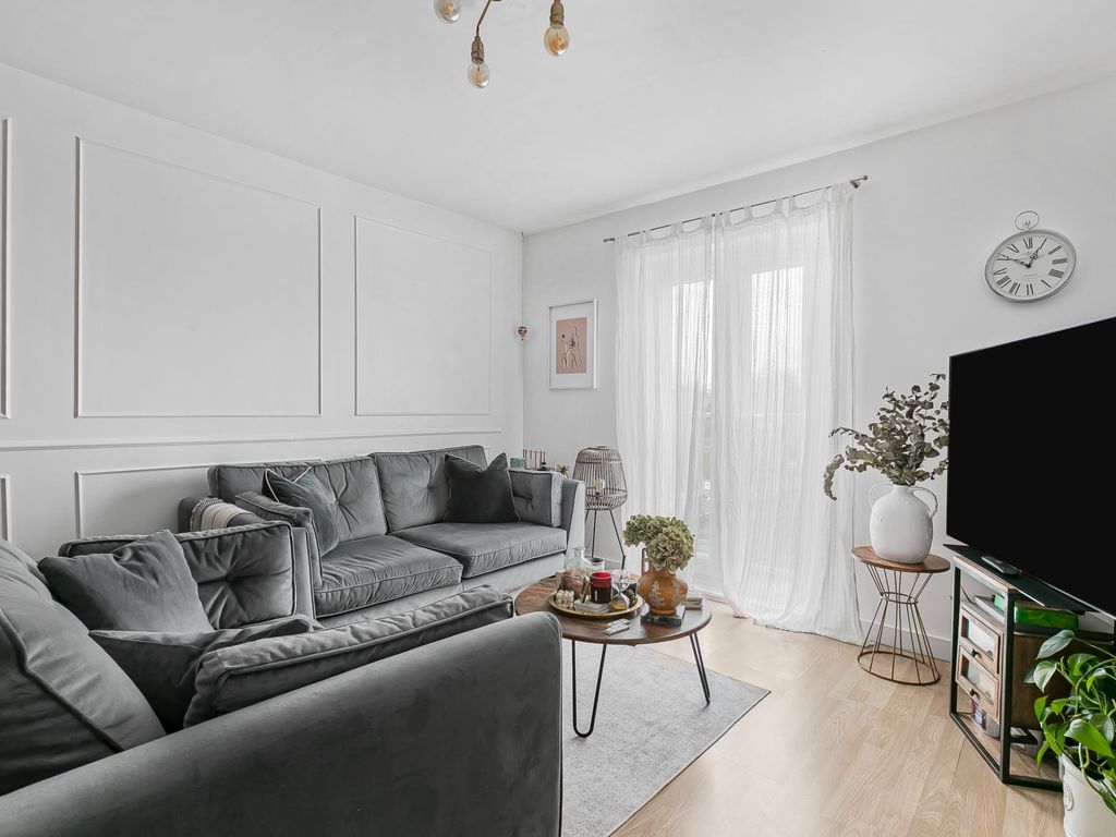 2 bed property for sale in Mimms Hall Road, Potters Bar EN6, £275,000