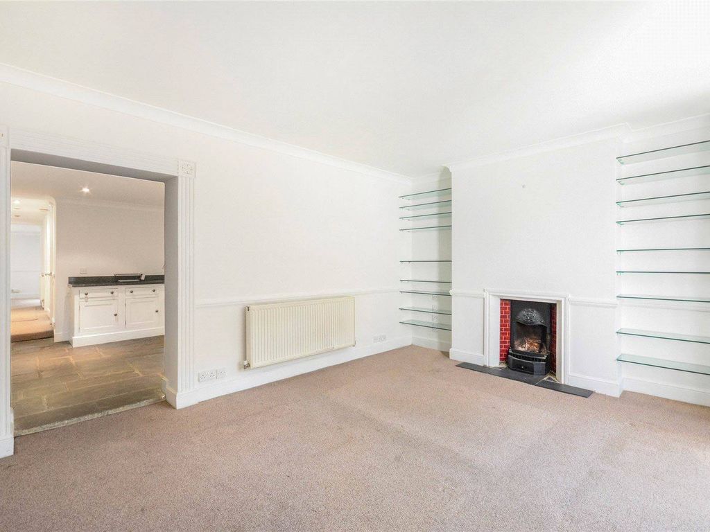 2 bed flat to rent in Queenstown Road, Battersea Park, London SW8, £