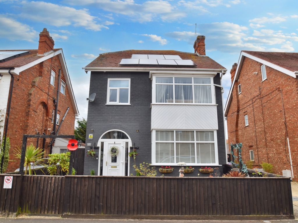 6 bed terraced house for sale in Glentworth Crescent, Skegness PE25, £