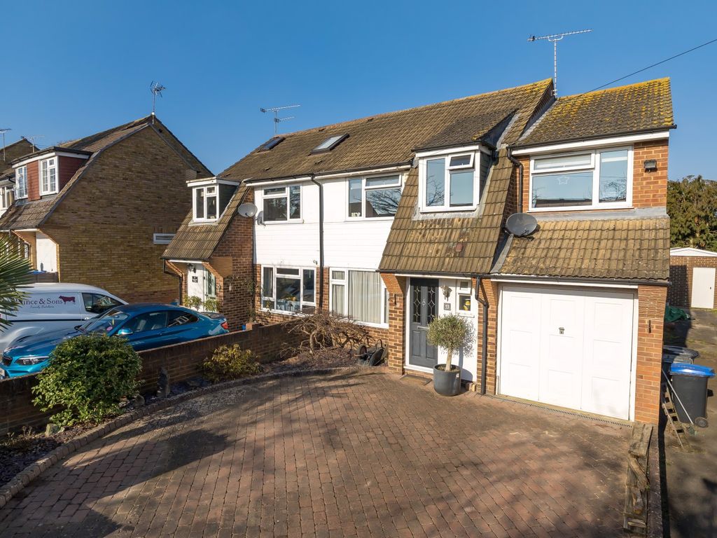 4 bed semidetached house for sale in Northwood Avenue, Knaphill