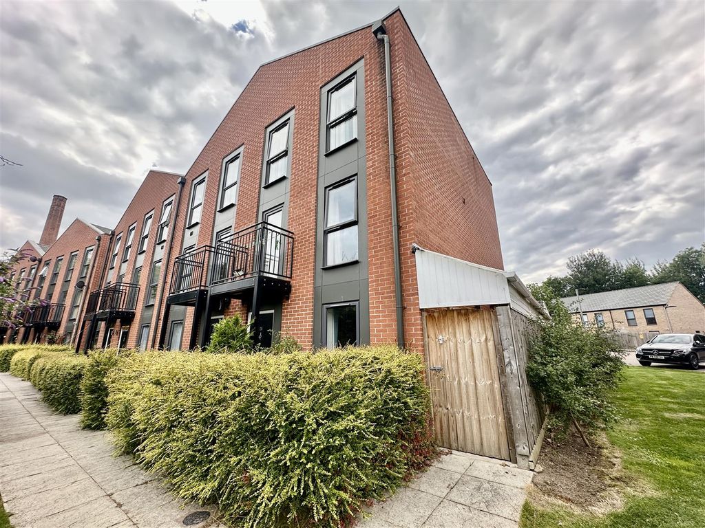 4 bed end terrace house for sale in Cosby Walk, Abbey Park, Leicester