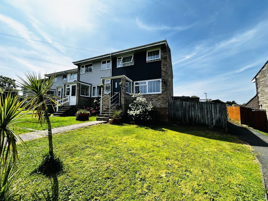 3 bed semidetached house for sale in Priors Walk, Newport PO30, £