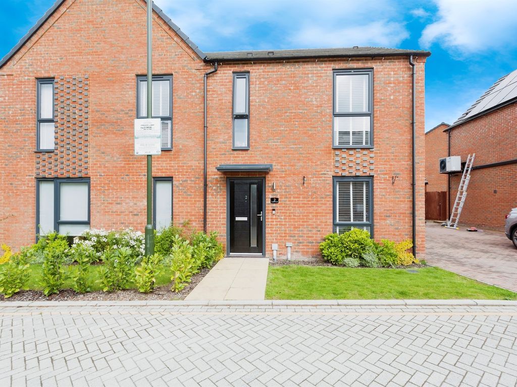 3 bed semidetached house for sale in Thursby Close, Copthorne, Crawley