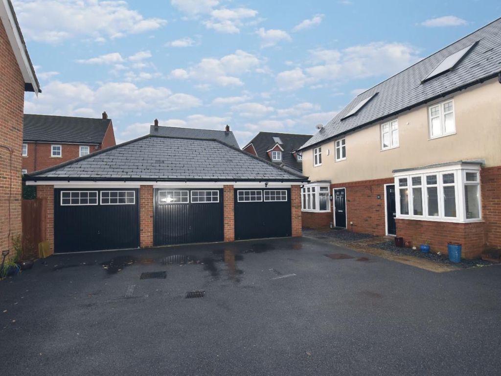 3 bed property to rent in Newman Road, Horley RH6, £1,850 pcm Zoopla