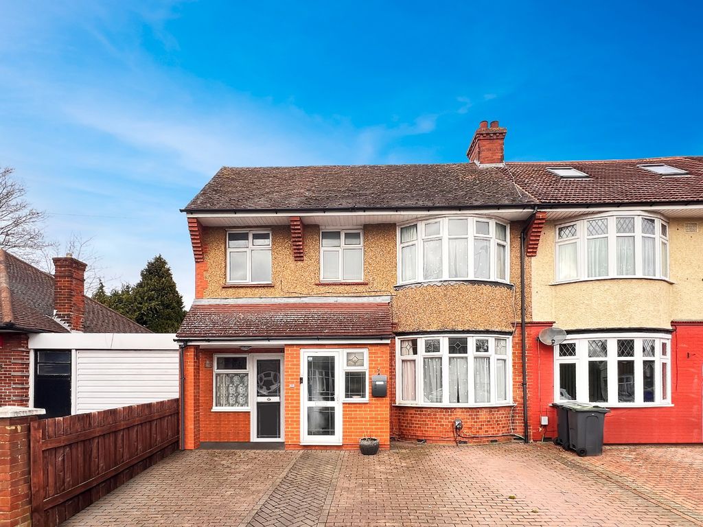 6 bed end terrace house for sale in Bancroft Road, Luton LU3, £450,000