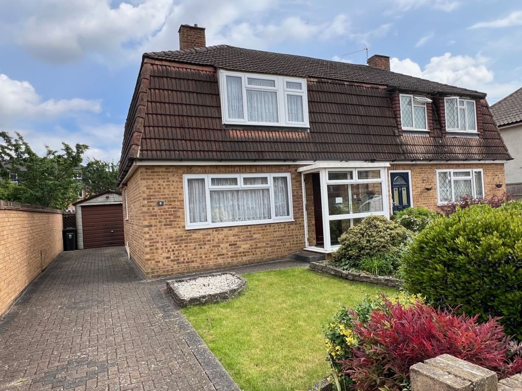 3 bed semidetached house for sale in Wapshott Road, StainesUpon