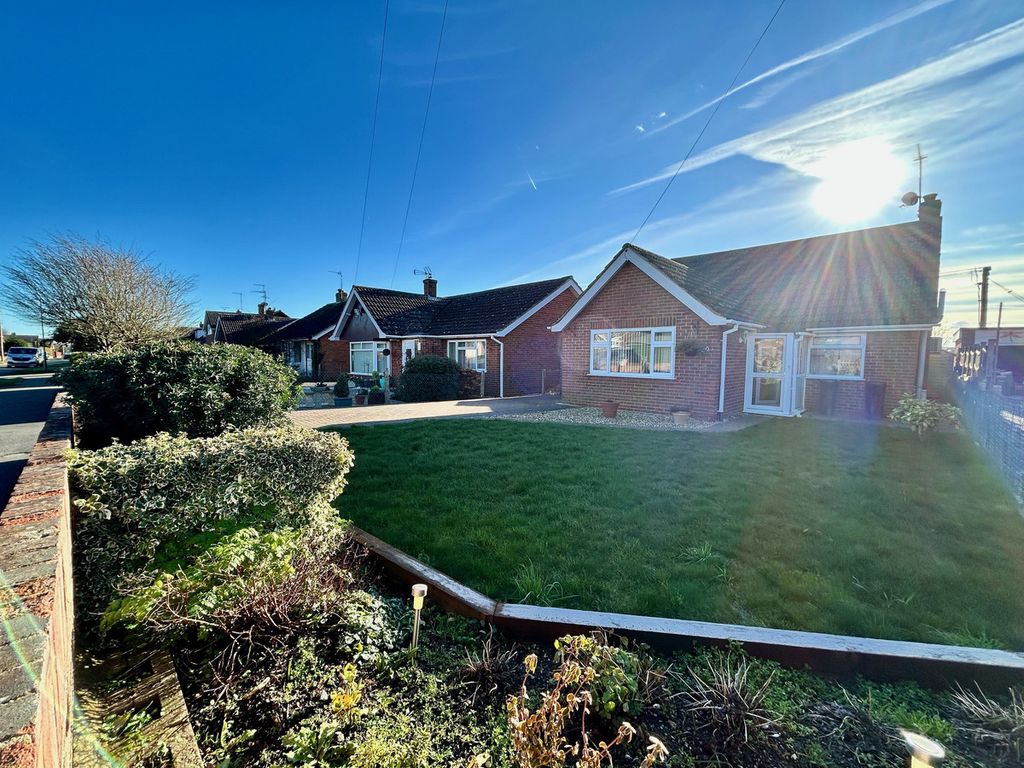 2 bed detached bungalow for sale in Loyd Road, Didcot OX11, £410,000