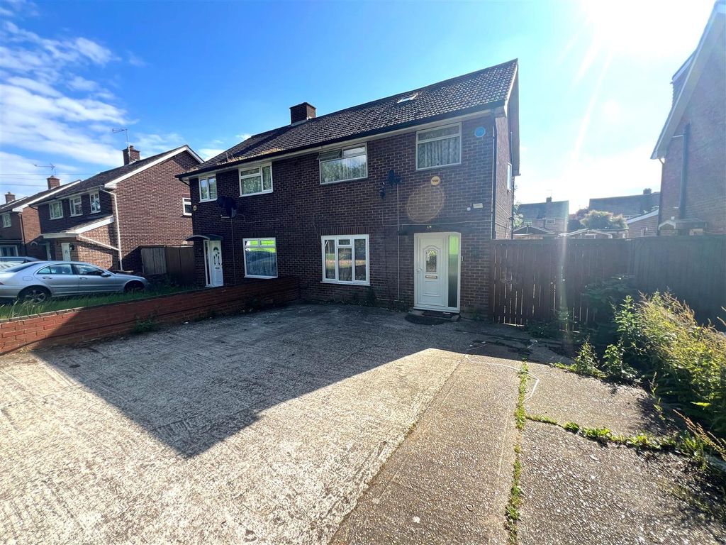 4 bed property to rent in Sipson Road, West Drayton UB7, £2,600 pcm