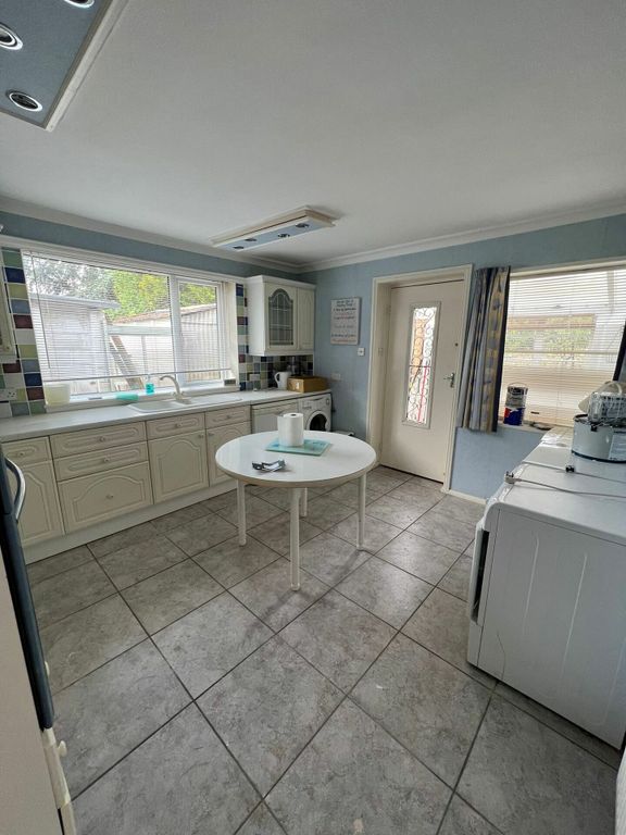 3 bed bungalow to rent in Micklefield Road, High