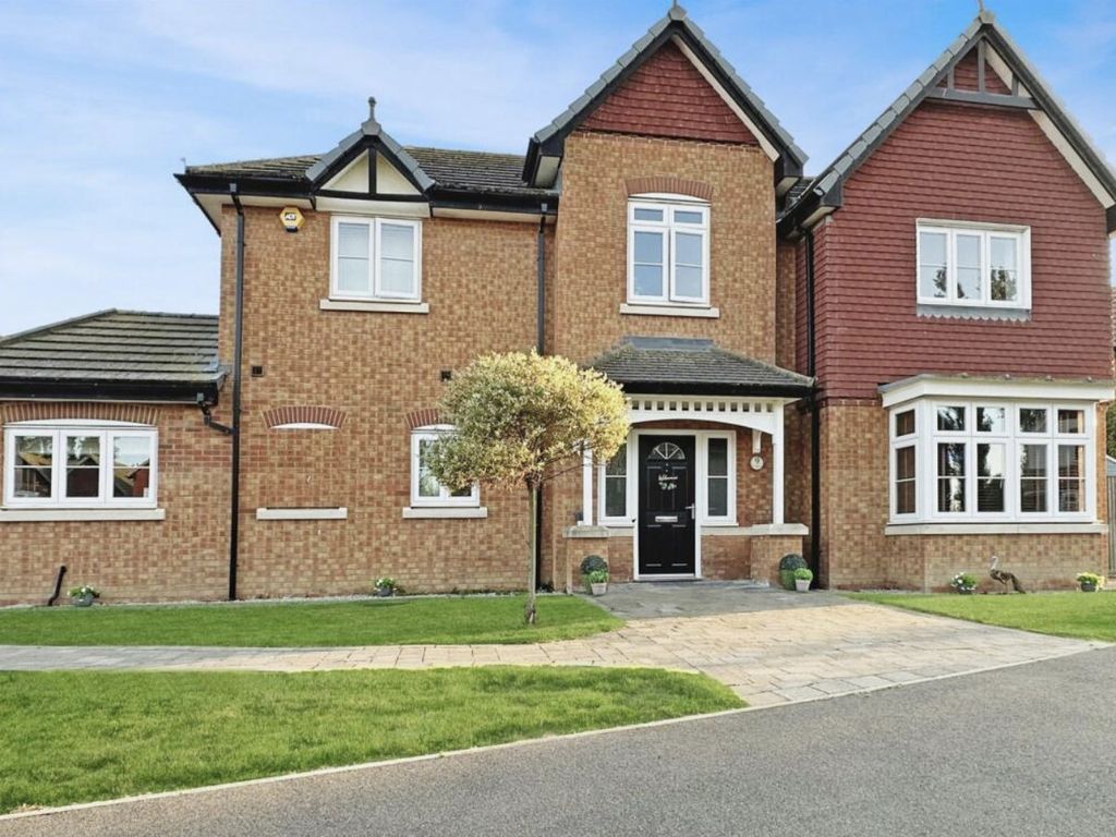 4 bed detached house for sale in Oak Tree Close, Sheerness ME12, £