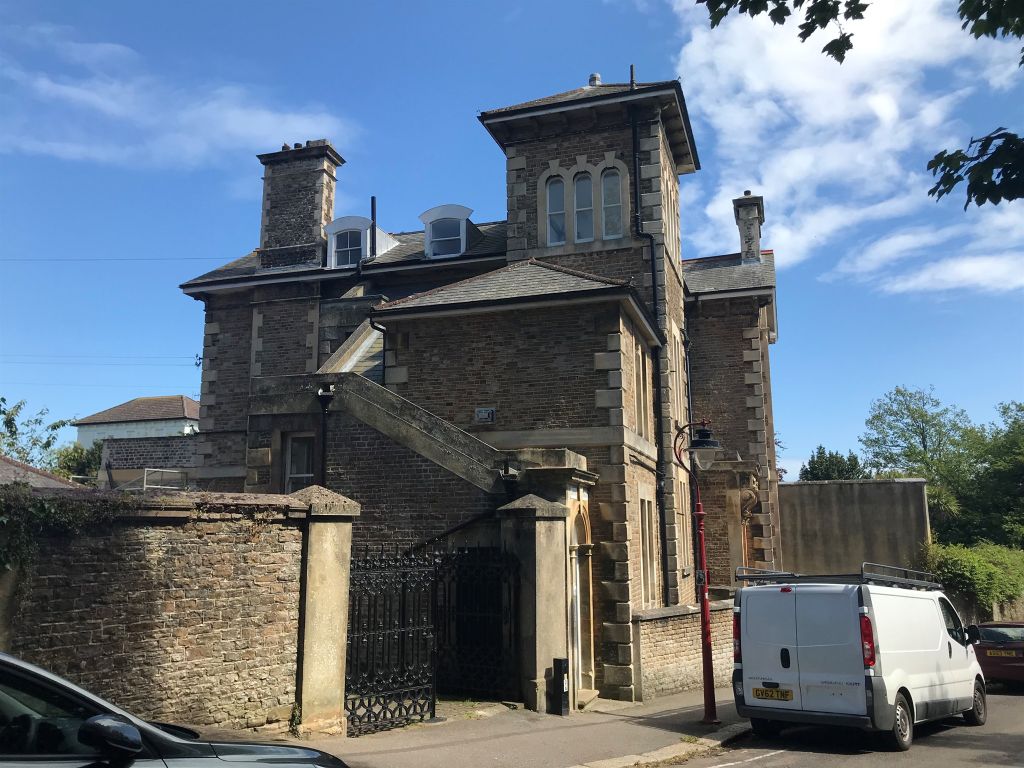 3 bed flat for sale in Upper Maze Hill, St. LeonardsOnSea TN38, £