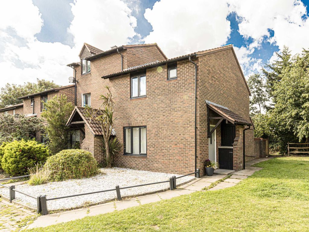 2 bed property for sale in Sparrow Close, Hampton TW12, £499,950 Zoopla
