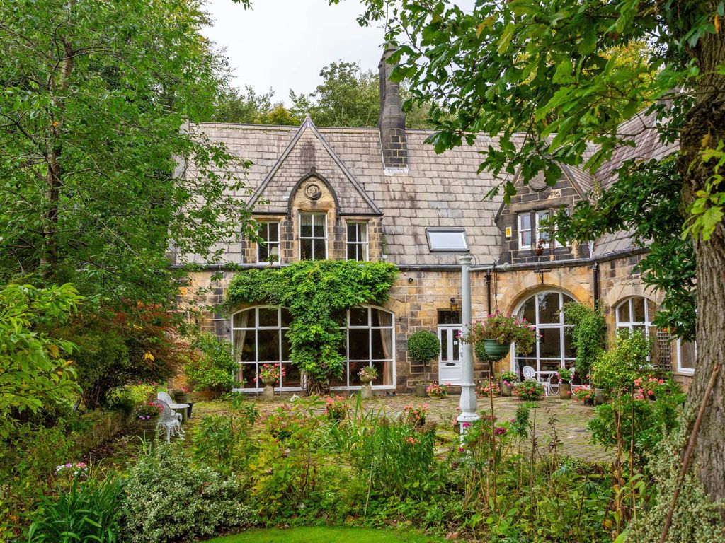 4 bed semidetached house for sale in Foxhill Drive, Leeds LS16, £