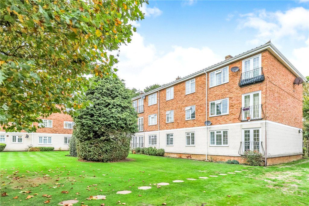 2 bed flat for sale in Gainsborough Court, WaltonOnThames, Surrey