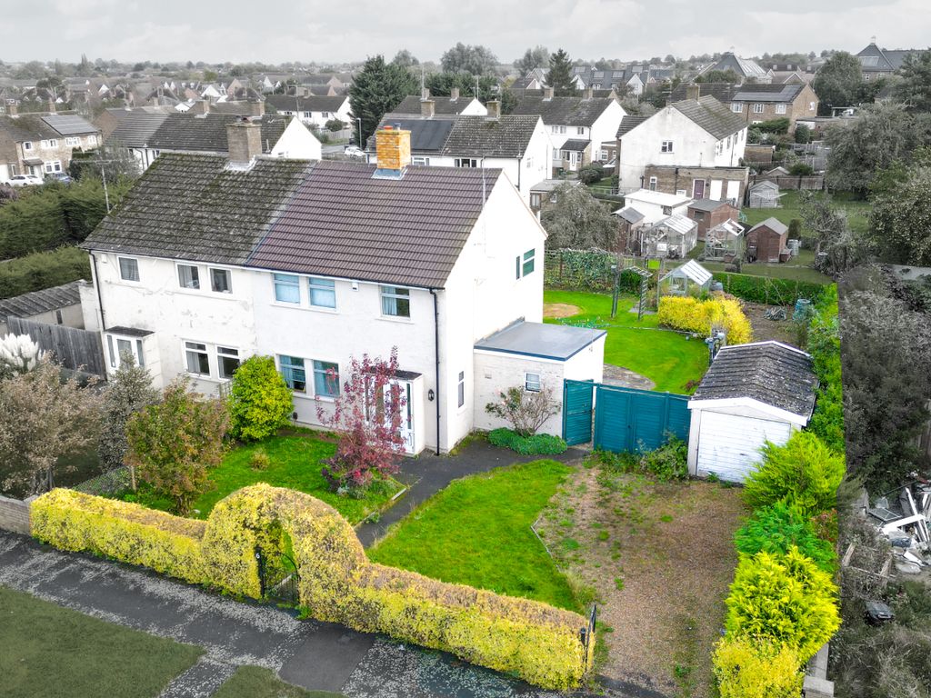 3 bed semidetached house for sale in Marlborough Road, Aylesbury HP21