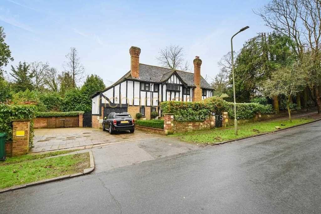 4 bed detached house for sale in Northcliffe Drive, London N20, £