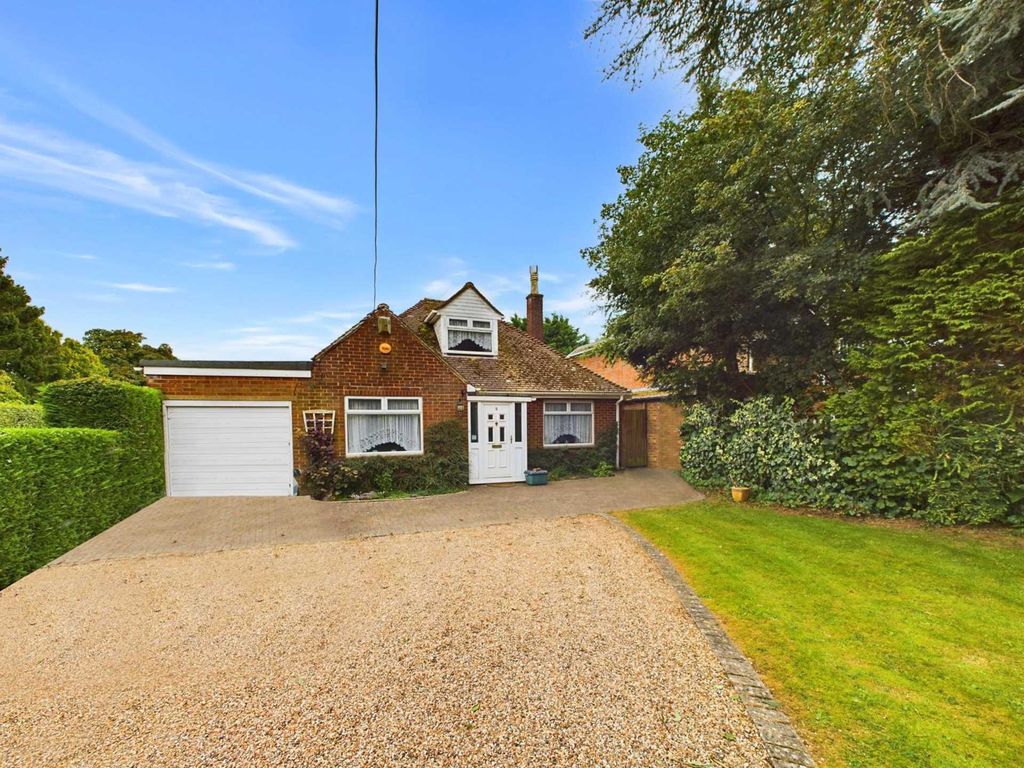 3 bed detached bungalow for sale in Lowes Close, Stokenchurch HP14, £