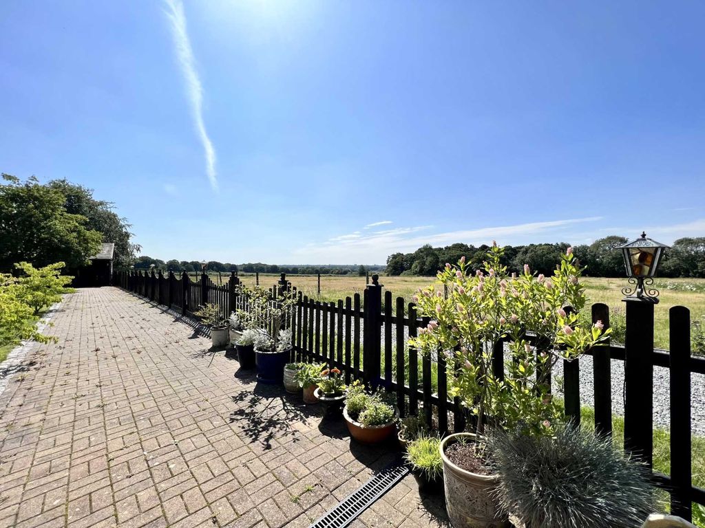 3 bed detached bungalow for sale in Church Lane, Doddinghurst CM15, £800,000 Zoopla