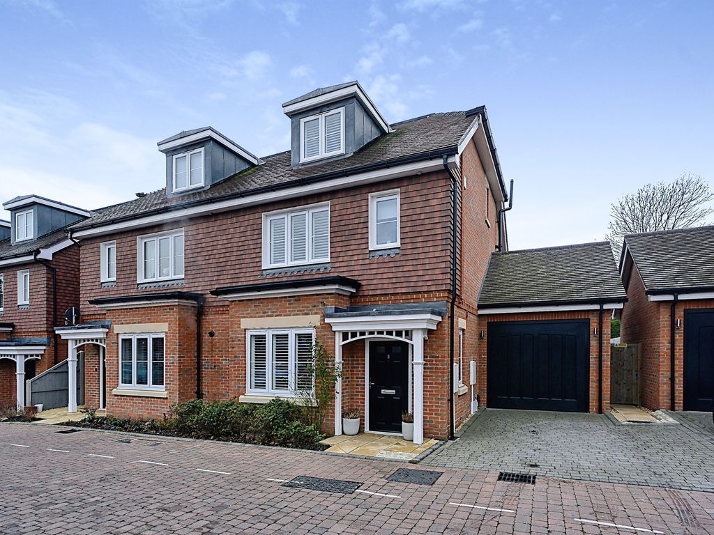 4 bed semidetached house for sale in Beacon Close, Rottingdean