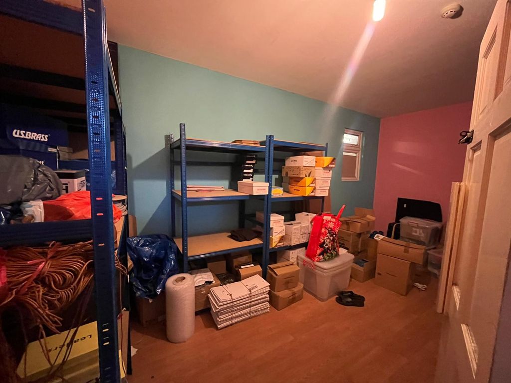 Warehouse to let in Central Way, North Feltham Trading Estate, Feltham