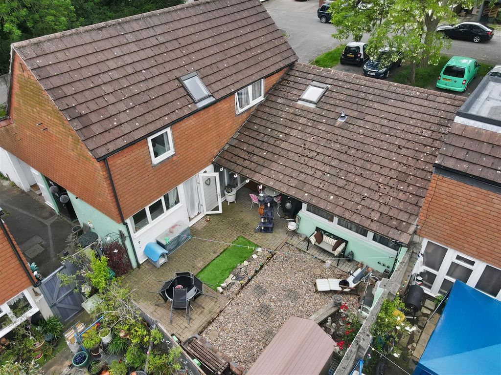 4 bed end terrace house for sale in Gibbwin, Great Linford, Milton