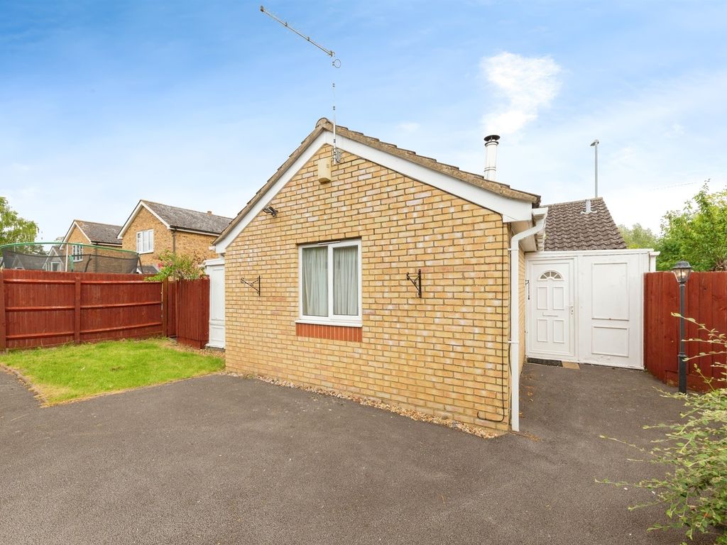 2 bed detached bungalow for sale in Nightingale Avenue, Bassingbourn
