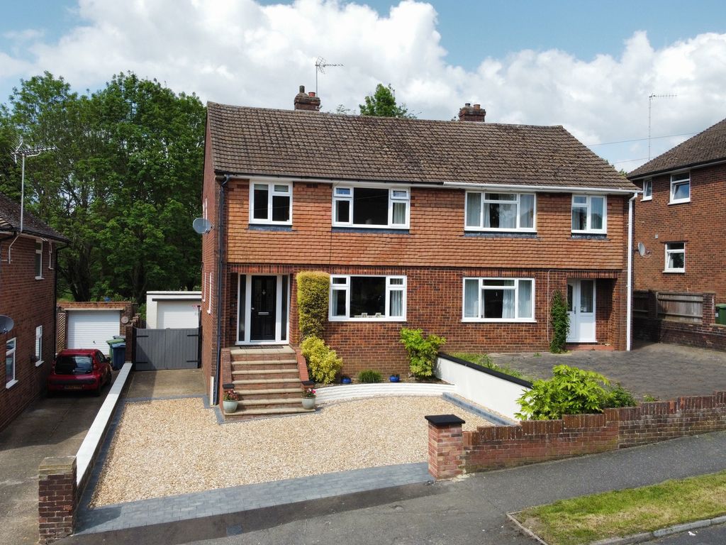 3 bed semidetached house for sale in Brackley Road, Hazlemere, High