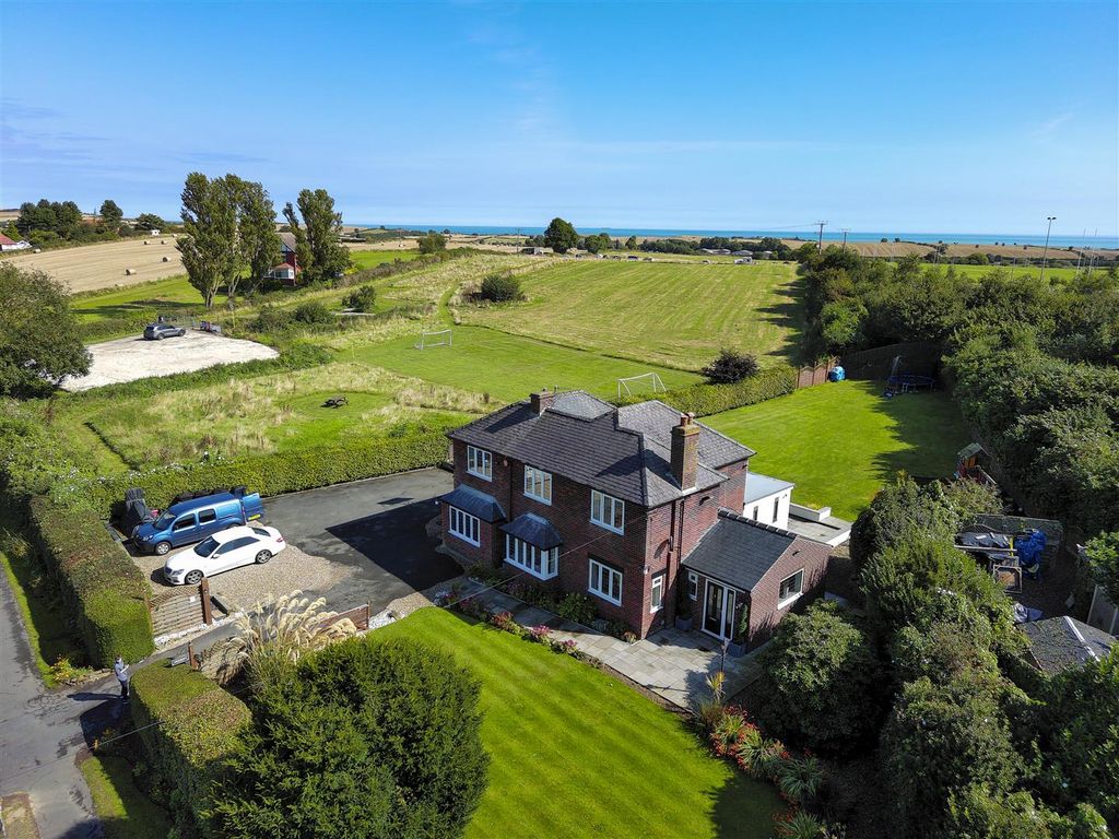 4 bed detached house for sale in Scalby Road, Scarborough YO13, £