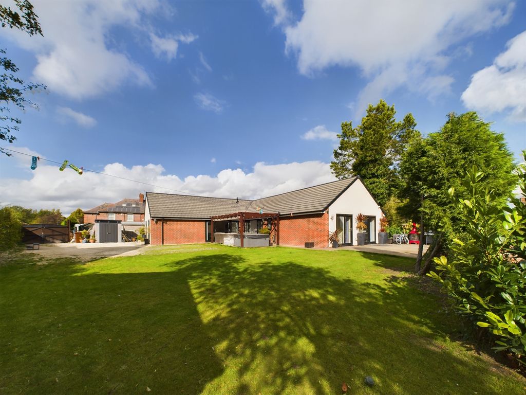 5 bed detached bungalow for sale in Park Lane, Pontefract WF8, £550,000