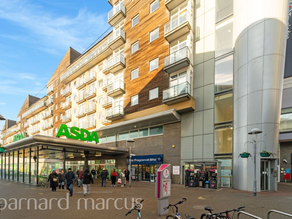 2 bed flat to rent in Tilley Road, Feltham TW13, £1,650 pcm Zoopla