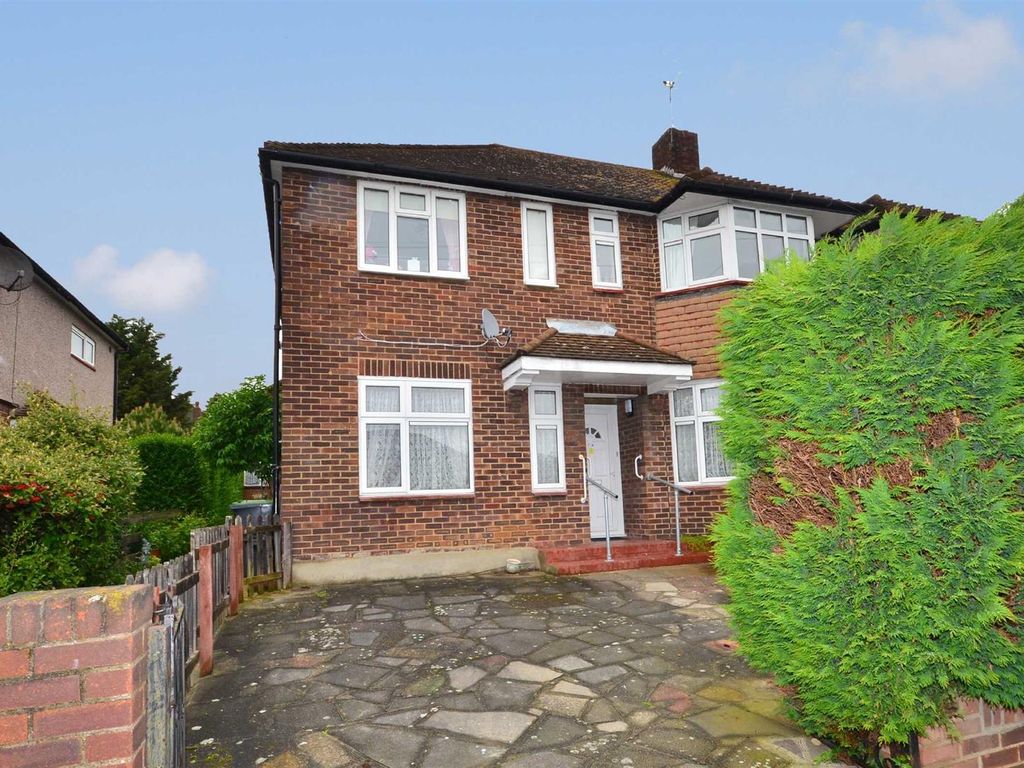 2 bed flat to rent in Caernarvon Drive, Clayhall, Ilford IG5, £1,600