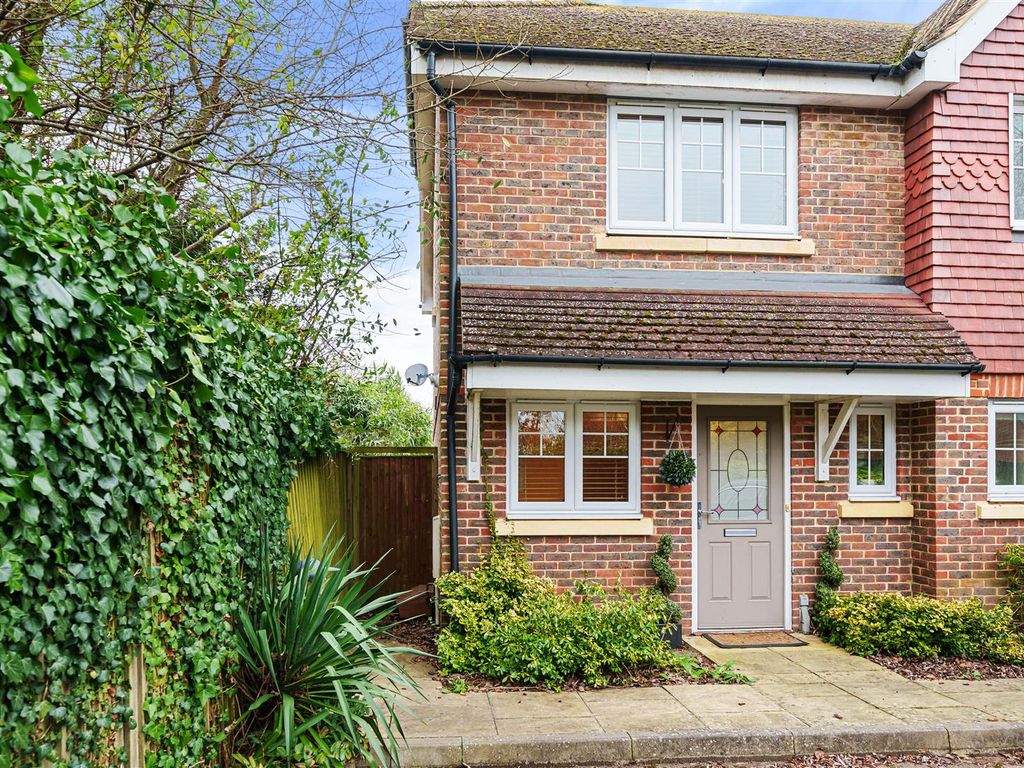 2 bed end terrace house for sale in Willow Close, Maidenhead SL6, £