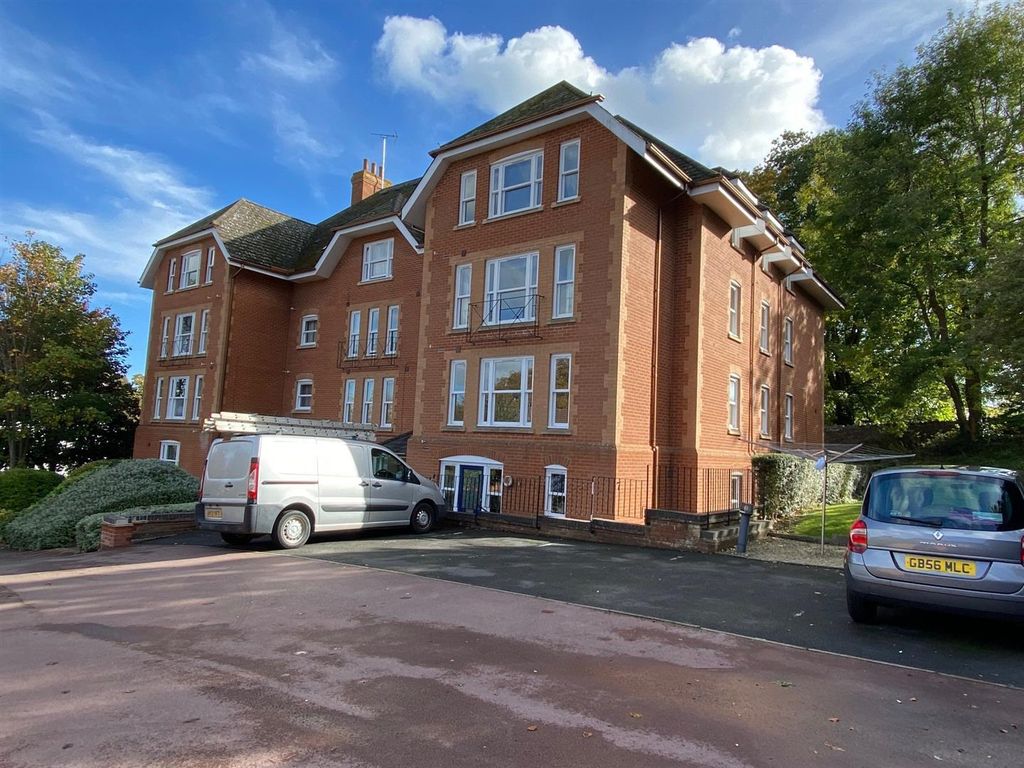 2 bed flat to rent in Worcester Road, Malvern WR14 Zoopla