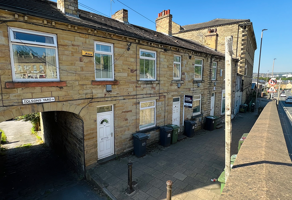 3 bed terraced house for sale in Almondbury Bank, Moldgreen