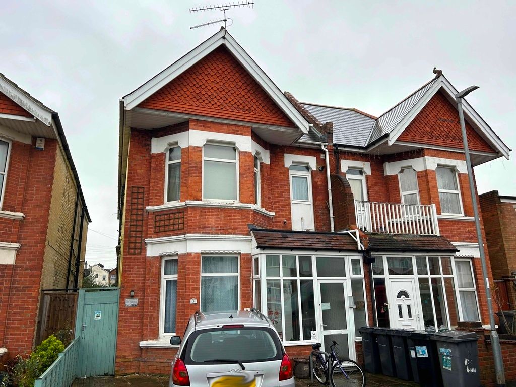 Studio to rent in Grosvenor Gardens, Bournemouth BH1, £700