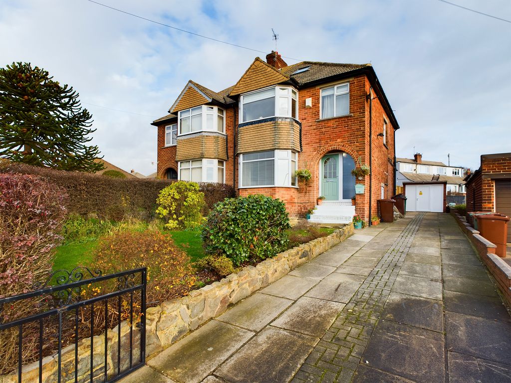 4 bed semidetached house for sale in Batley Road, Alverthorpe