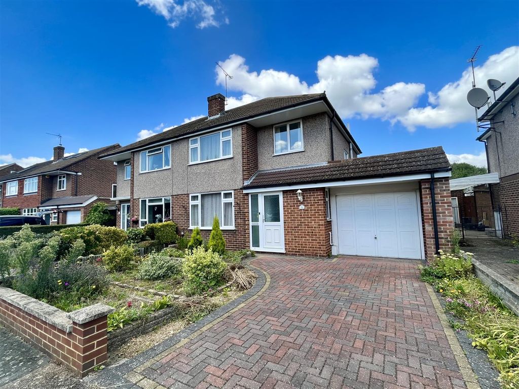 3 bed semidetached house to rent in Littlebrook Gardens, Cheshunt