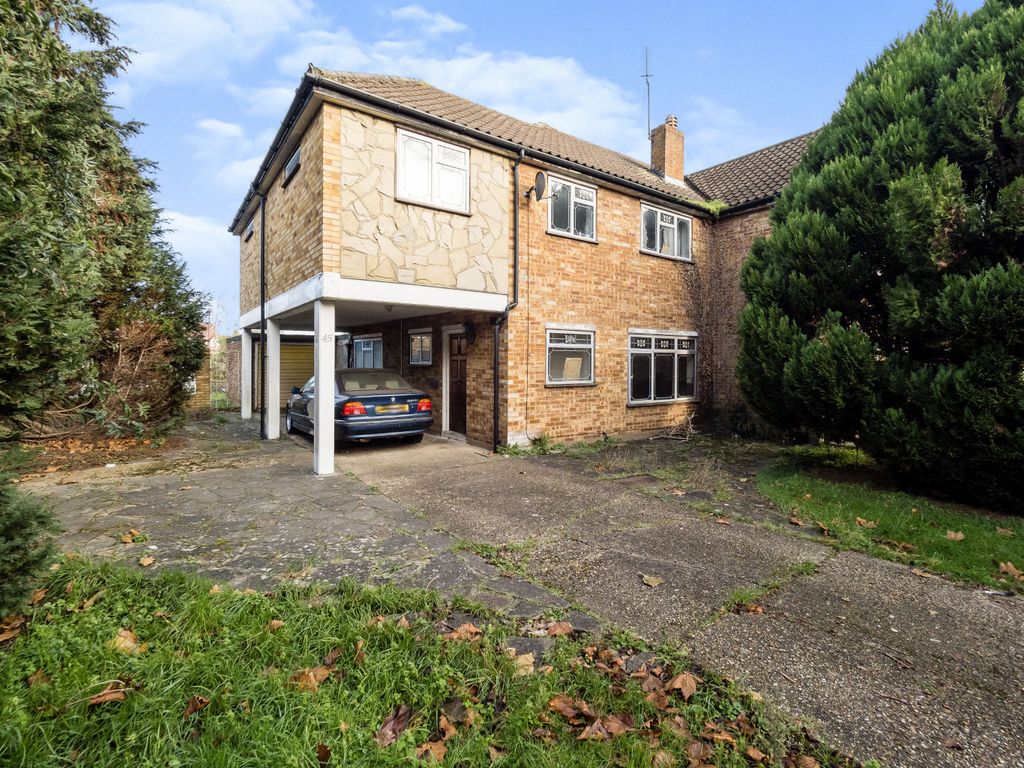 4 bed semidetached house for sale in Avon Road, Upminster RM14, £