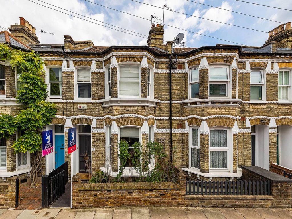 3 bed flat to rent in Inworth Street, Battersea, London SW11, £3,250