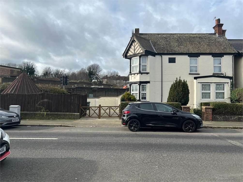 4 bed detached house to rent in Priory Road, Dartford DA1, £2,500 pcm