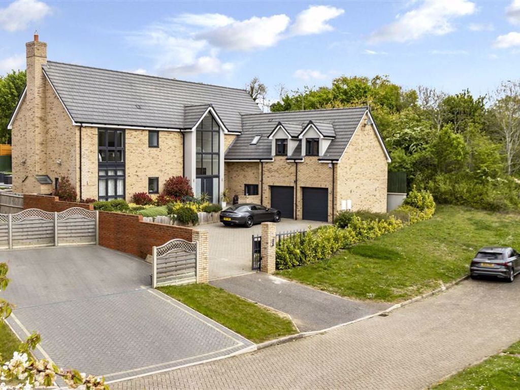 5 bed detached house to rent in Limbaud Close, Walton Park, Milton