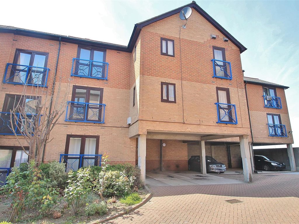 Studio to rent in Crawley Court, Gravesend, Kent DA11, £800 pcm Zoopla