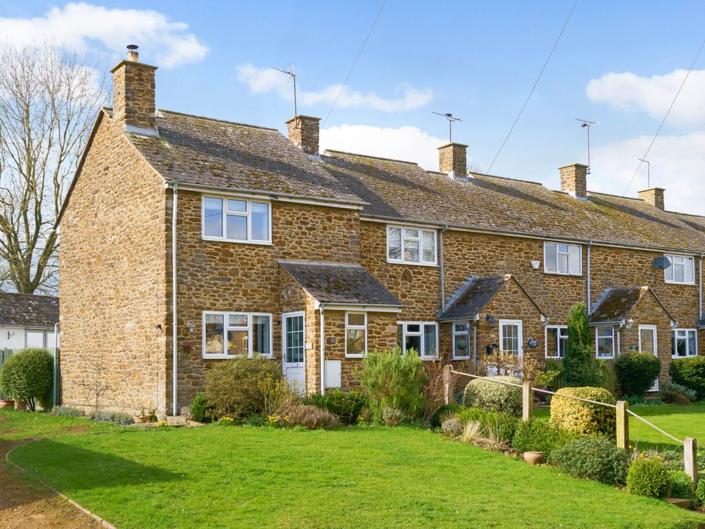 2 bed terraced house for sale in Thorpe Road, Wardington OX17, £295,000