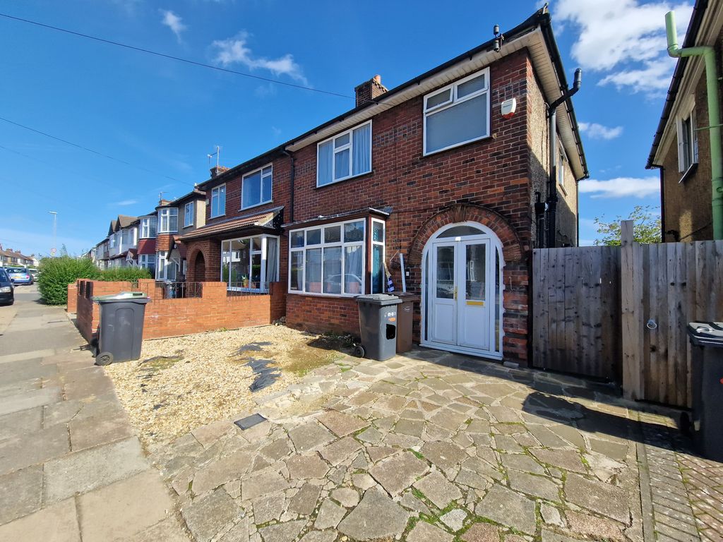 3 bed property to rent in Richmond Hill, Luton LU2, £1,650 pcm Zoopla