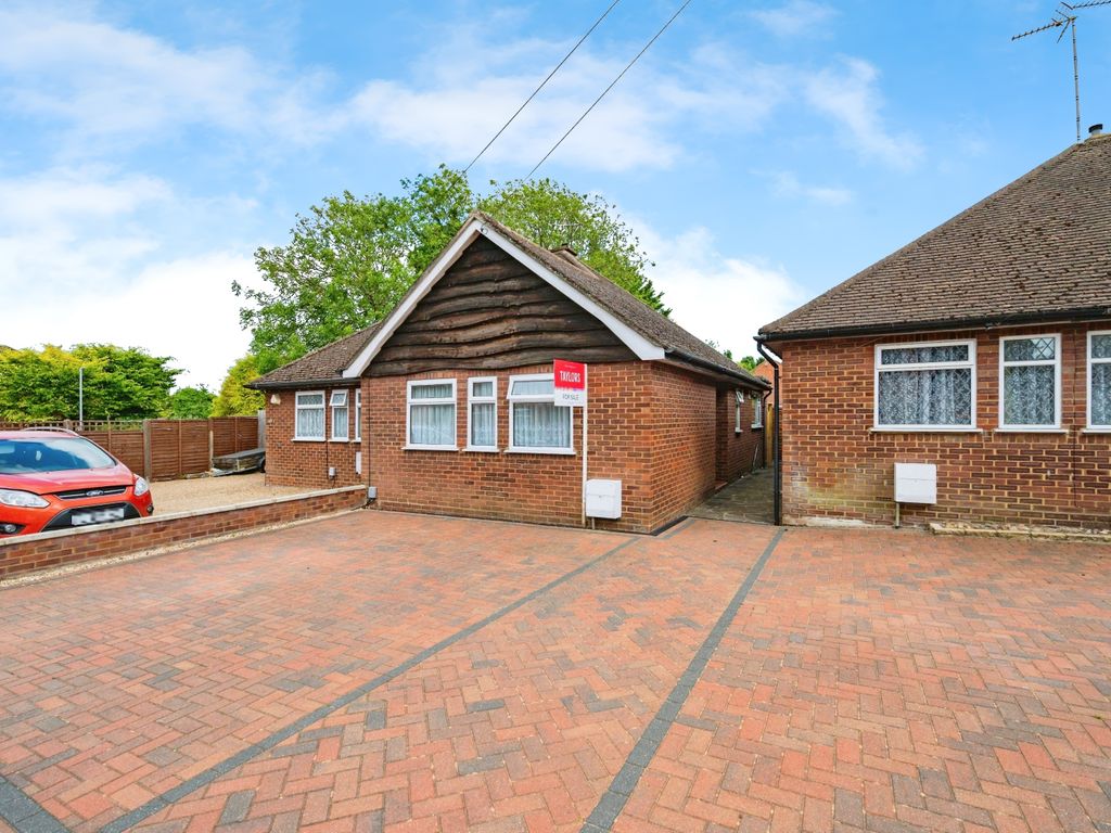2 bed bungalow for sale in Periwinkle Lane, Dunstable LU6, £360,000