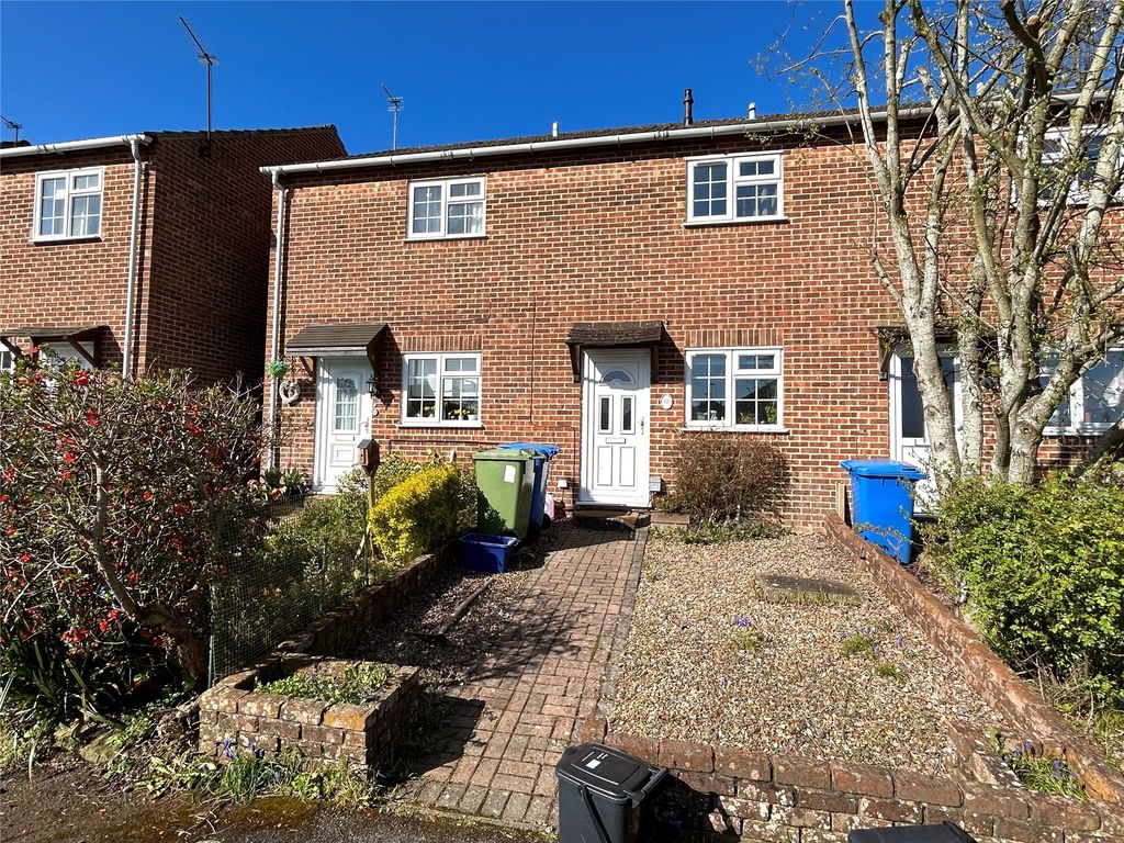 2 bed terraced house to rent in St Benedicts Close, Aldershot